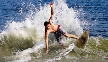 Jiuyou-瑞士马术协会引入智能马鞍系统，实现实时数据监测与分析，提升骑乘体验。